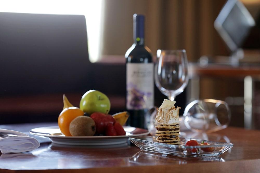 Park Hyatt Mendoza Hotel, Casino & Spa Exterior photo A bottle of wine and fruit
