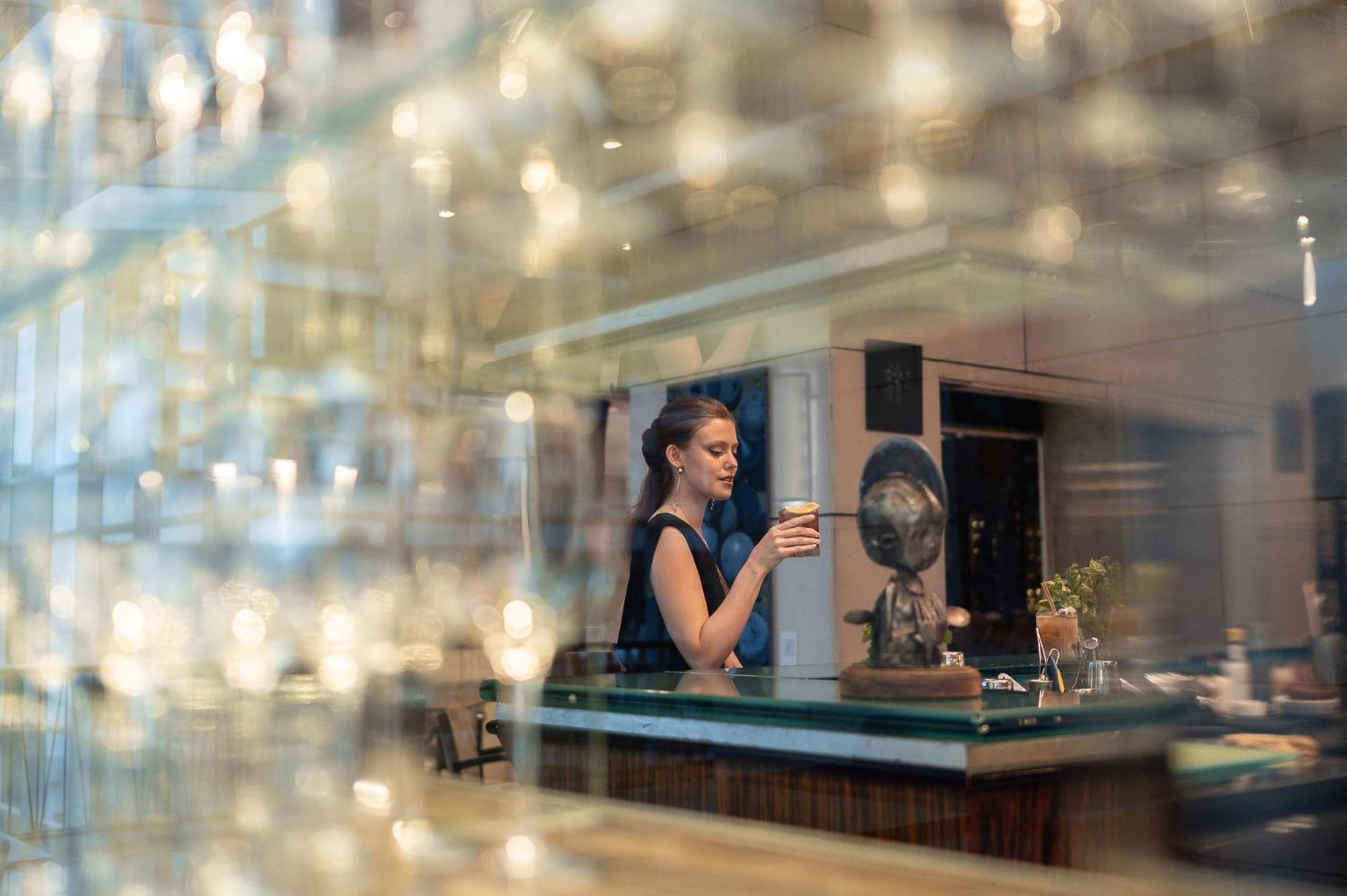 Park Hyatt Mendoza Hotel, Casino & Spa Exterior photo A woman drinking coffee